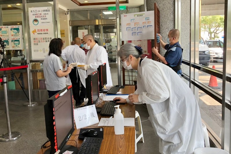 檢驗醫學科主任張淳淳、牙科部口腔病理科主任李彝邦以志工身分支援排班。