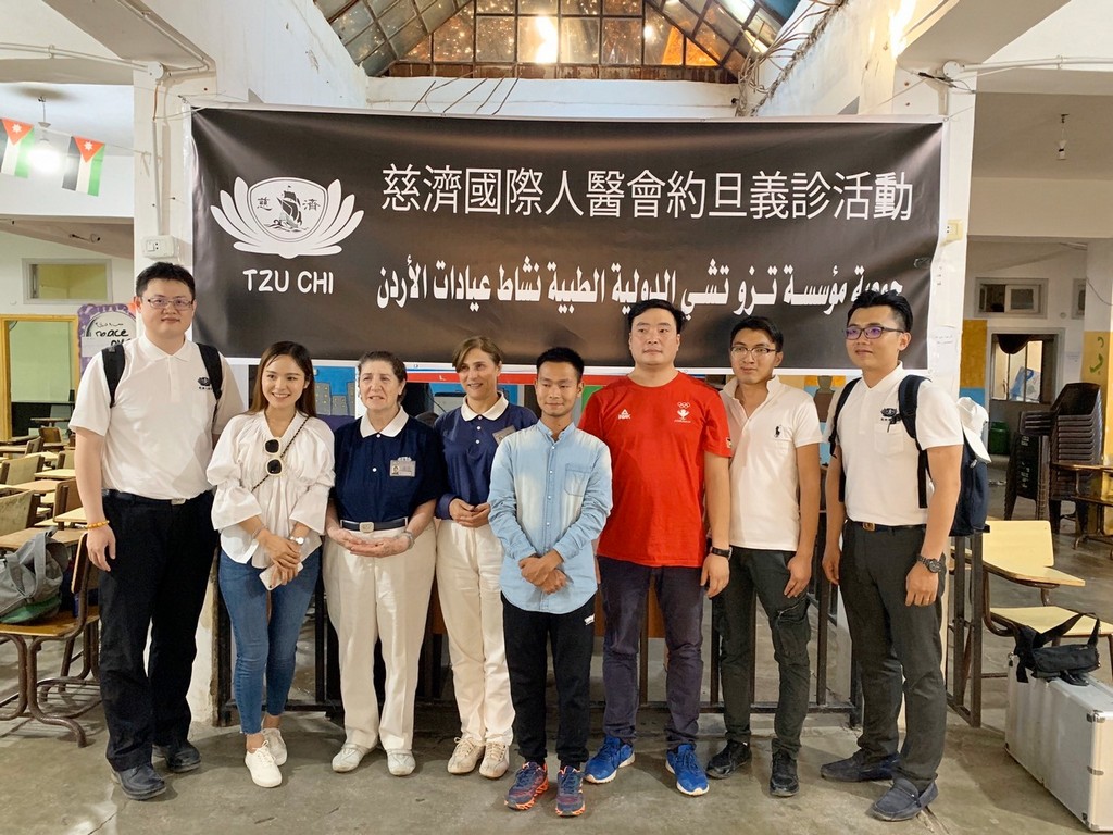 花蓮慈濟醫院中西醫合療研究發展中心中醫教育中心副主任陳中奎（左），2019年隨慈濟基金會至約旦對敘利亞難民發放與義診。