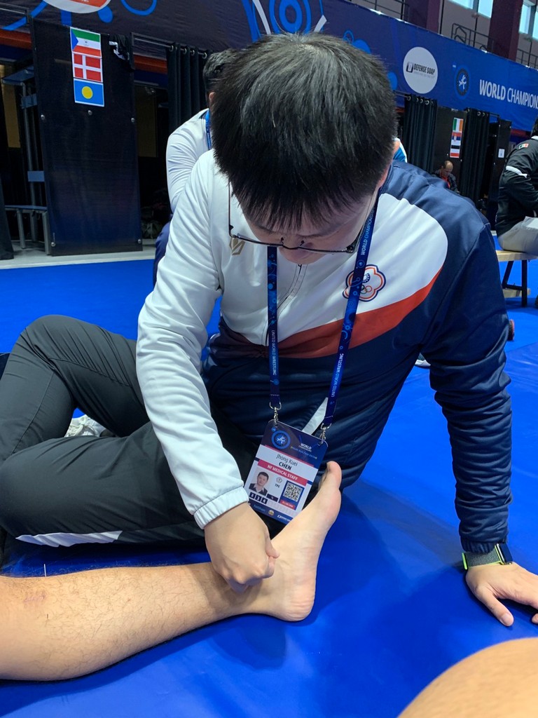 陳中奎副主任也擔任國家代表隊的隨隊醫師，以推拿、復位等方式，使選手無後顧之憂，專注為臺灣奪得佳績。