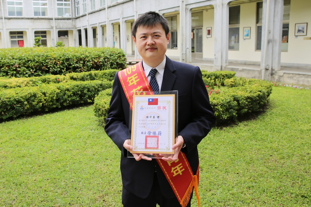 花蓮慈濟醫院中西醫合療研究發展中心中醫教育中心副主任陳中奎，獲頒花蓮縣優秀青年。