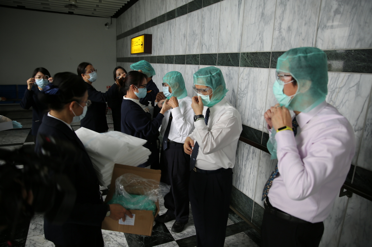 為了配合防疫措施，符合規定社交距離完成交接，花蓮慈濟醫院院長林欣榮與花蓮縣衛生局局長穿上防護衣，親自把救命之髓—造血幹細胞，與來自新加坡的取髓人員進行「遠距離骨髓交接」