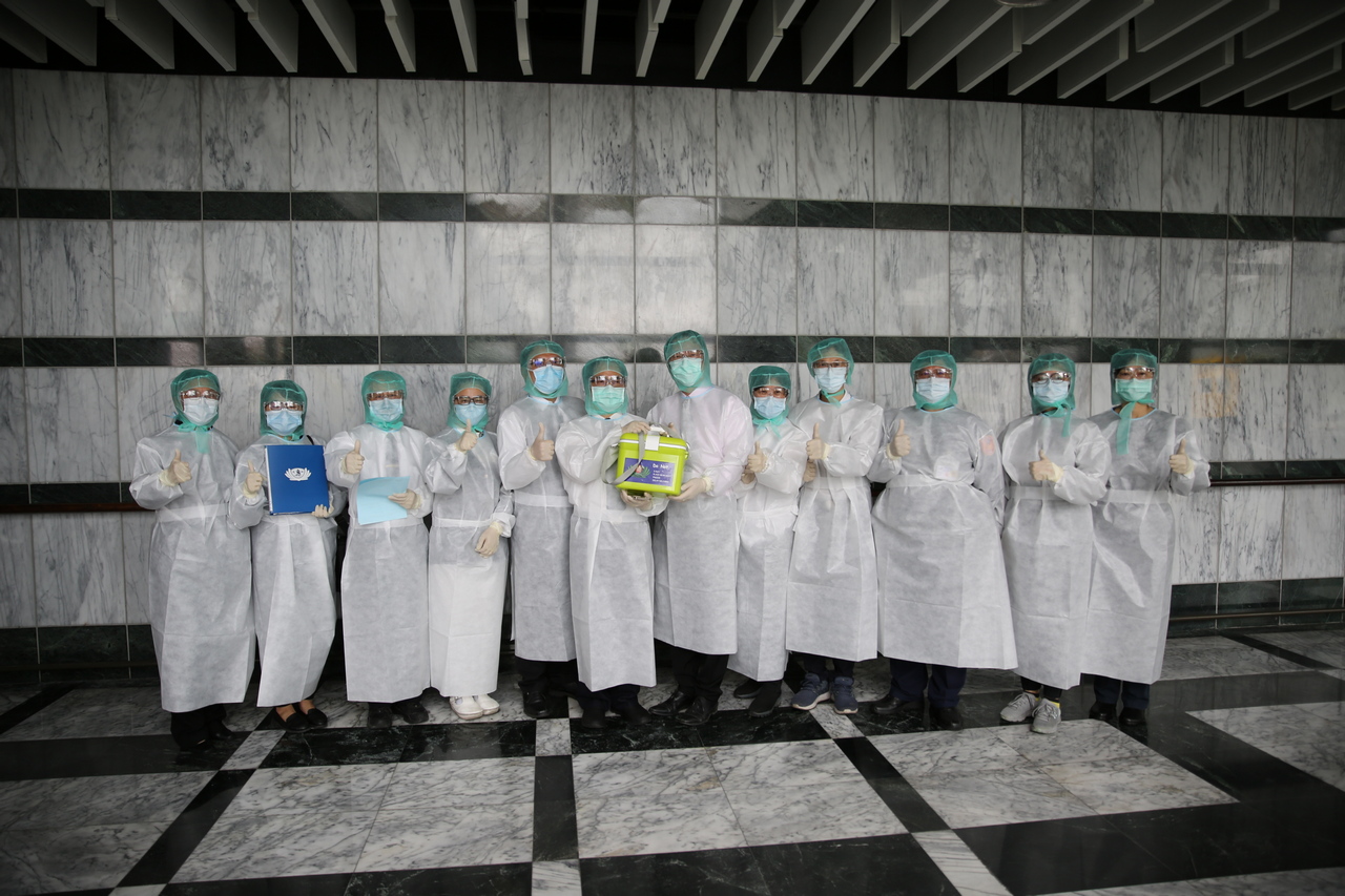 為了配合防疫措施，符合規定社交距離完成交接，花蓮慈濟醫院院長林欣榮與花蓮縣衛生局局長穿上防護衣，親自把救命之髓—造血幹細胞，與來自新加坡的取髓人員進行「遠距離骨髓交接」