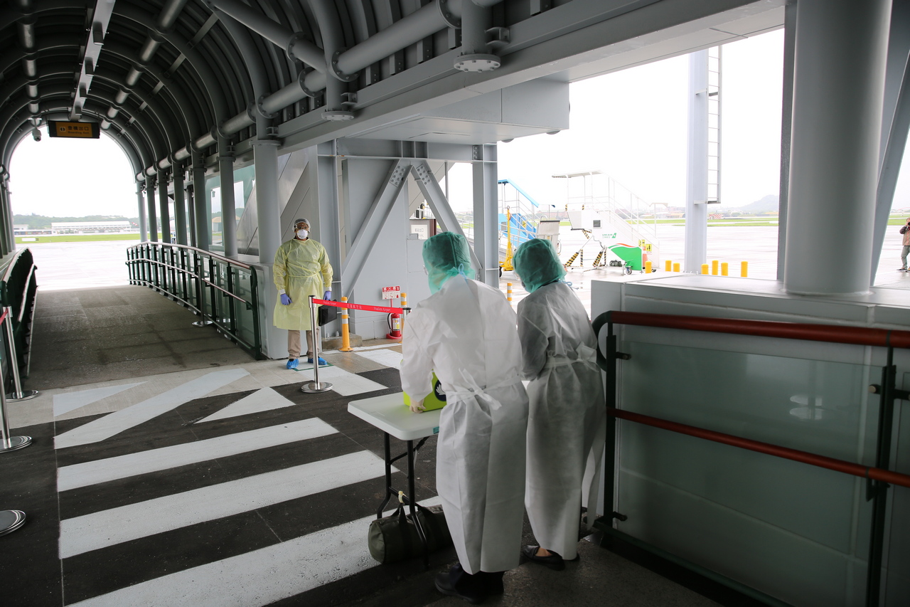 花蓮慈濟醫院院長林欣榮(右圖中)與花蓮縣衛生局局長朱家祥(右圖右)的見證下，遠距離向前來取髓的代表，表達歡迎與感恩之意