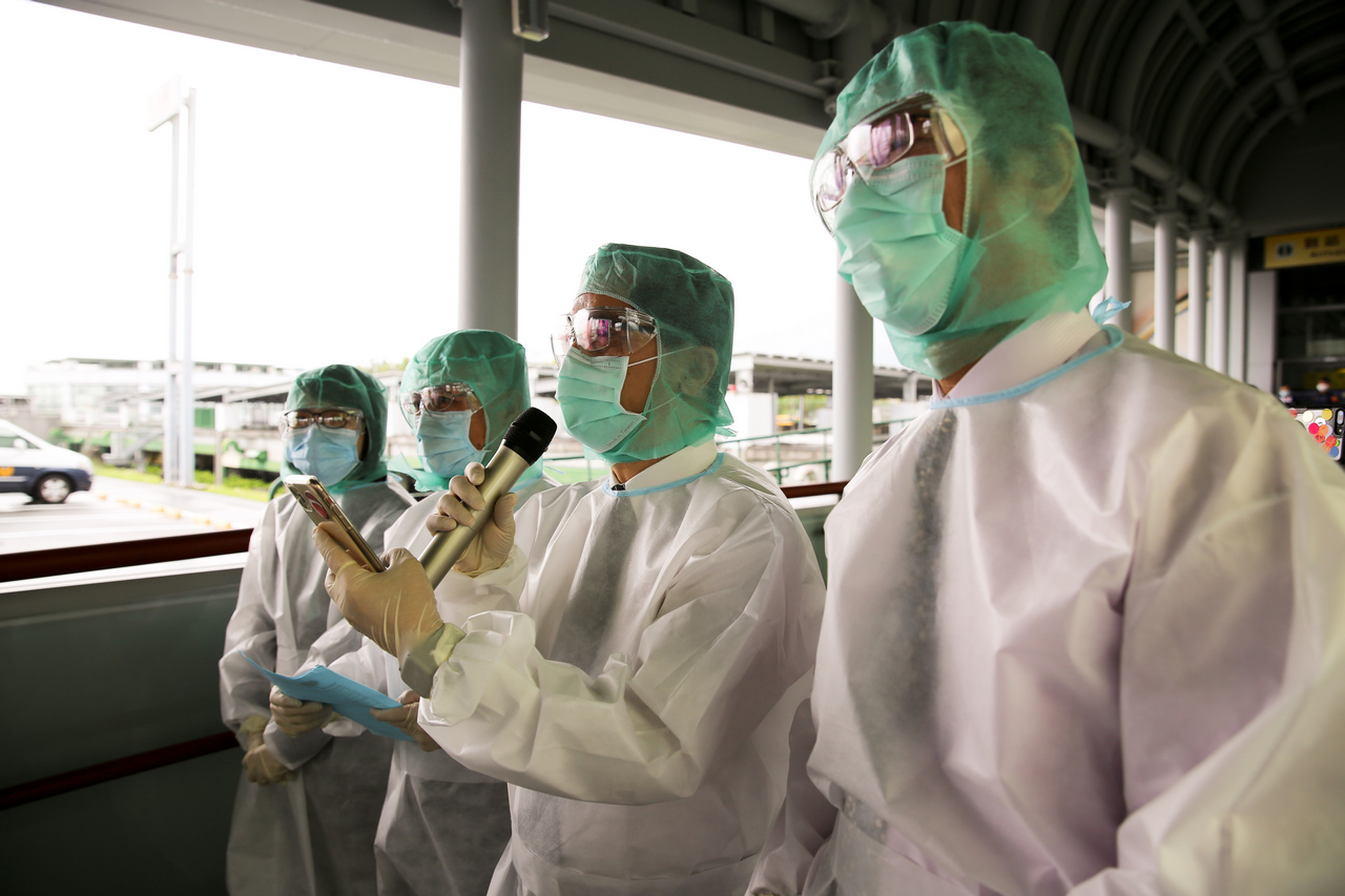 花蓮慈濟醫院院長林欣榮(右圖中)與花蓮縣衛生局局長朱家祥(右圖右)的見證下，遠距離向前來取髓的代表，表達歡迎與感恩之意