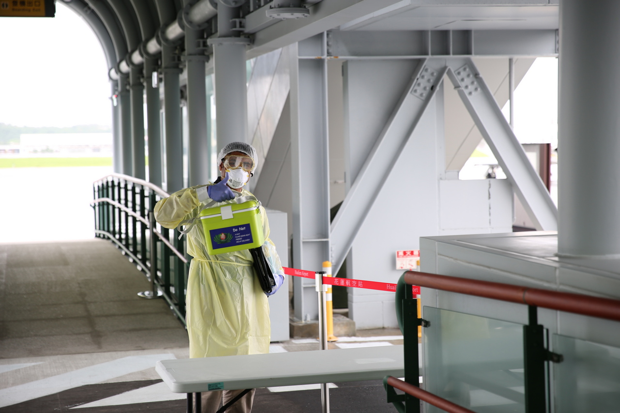 新加坡取髓人員帶著臺灣的愛心之髓，返航新加坡，拯救急需造血幹細胞移植的血癌病患