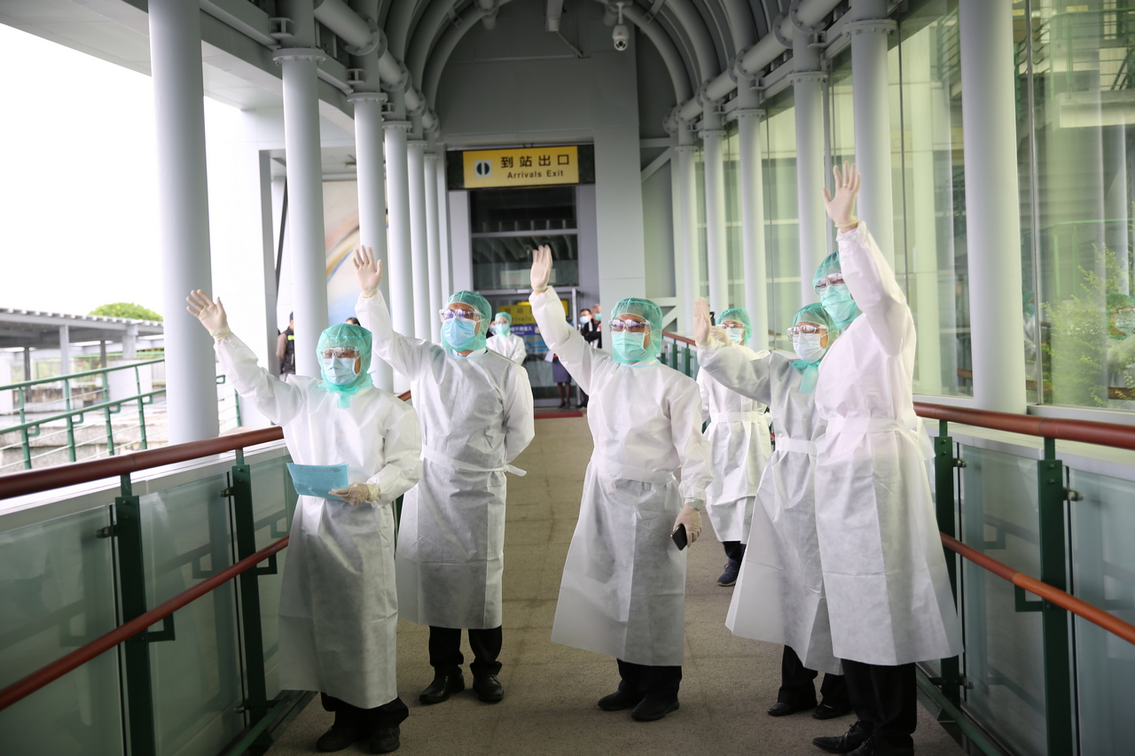 新加坡取髓人員帶著臺灣的愛心之髓，返航新加坡，拯救急需造血幹細胞移植的血癌病患