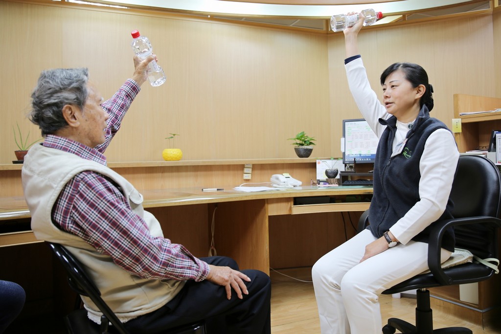 花蓮慈院整合式照護門診個案管理師宋美惠(右)，針對需要加強的部分，訂定專屬的照護計畫、防跌倒運動及衛教。