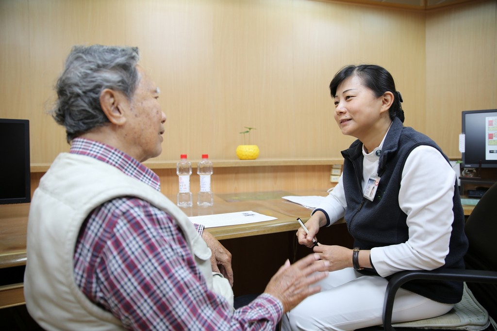 花蓮慈院整合式照護門診個案管理師宋美惠(右)，為林先生做周全性評估包含營養評估、老年憂鬱測量、簡易智能測驗，及測量日常生活活動功能。