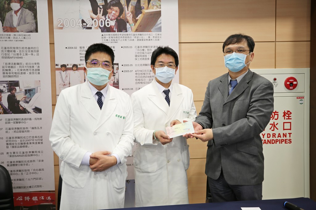 花蓮慈院副院長羅慶徽、何宗融與護理部主任鍾惠君代表接受捐贈，並送上感謝狀。
