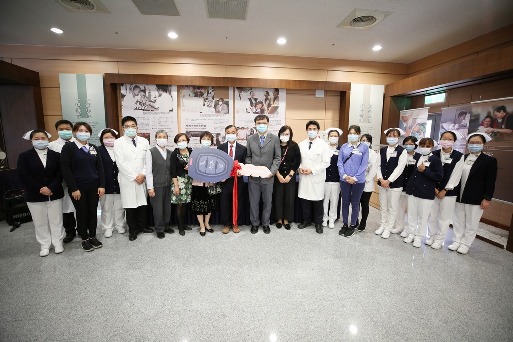 江彭玉蘭奶奶的家屬帶著對家人的祝福,以及對花蓮慈院安寧居家團隊的感恩,來到花蓮慈院致贈安寧居家訪視車。 江彭玉蘭奶奶的家屬帶著對家人的祝福,以及對花蓮慈院安寧居家團隊的感恩,來到花蓮慈院致贈安寧居家訪視車。