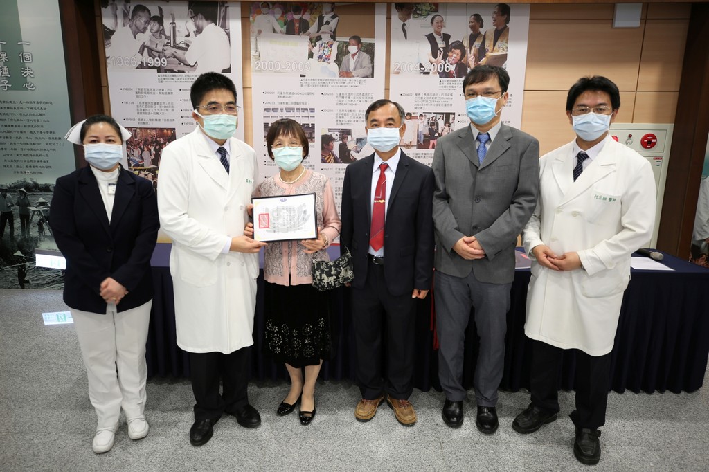 花蓮慈院副院長羅慶徽、何宗融與護理部主任鍾惠君代表接受捐贈,並送上感謝狀。 花蓮慈院副院長羅慶徽、何宗融與護理部主任鍾惠君代表接受捐贈,並送上感謝狀。