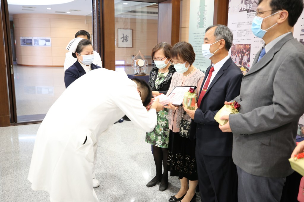 花蓮慈院副院長羅慶徽致贈結緣品。
