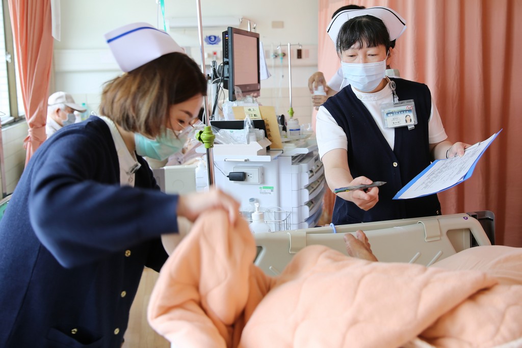 黃如鈴護理長(右)細心教導副護理長照護年長病人的技巧