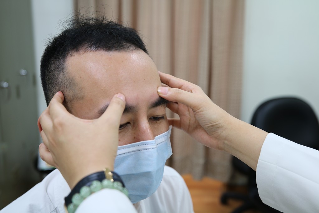 陳怡真建議考生，可以自己按壓眉頭內側邊緣的「攢竹穴」，然後依照眼眶周圍逆時針按壓眉毛中央的「魚腰穴」