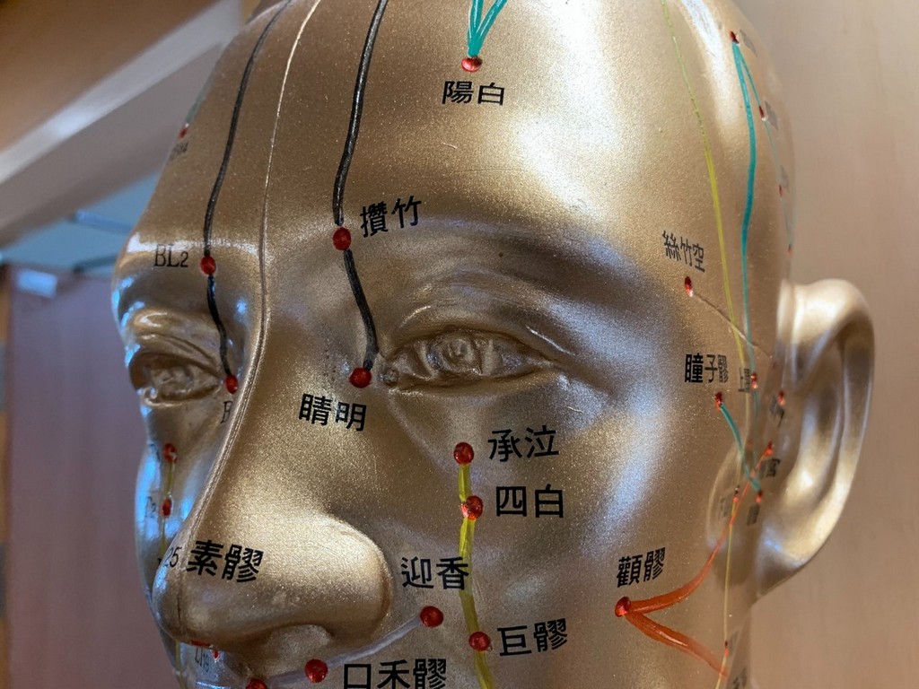 眉尾附近的「絲竹空穴」、「太陽穴」以及眼下的「承泣穴」，每個穴位按壓約5至8秒後放開，持續數次後將能舒緩眼睛疲勞