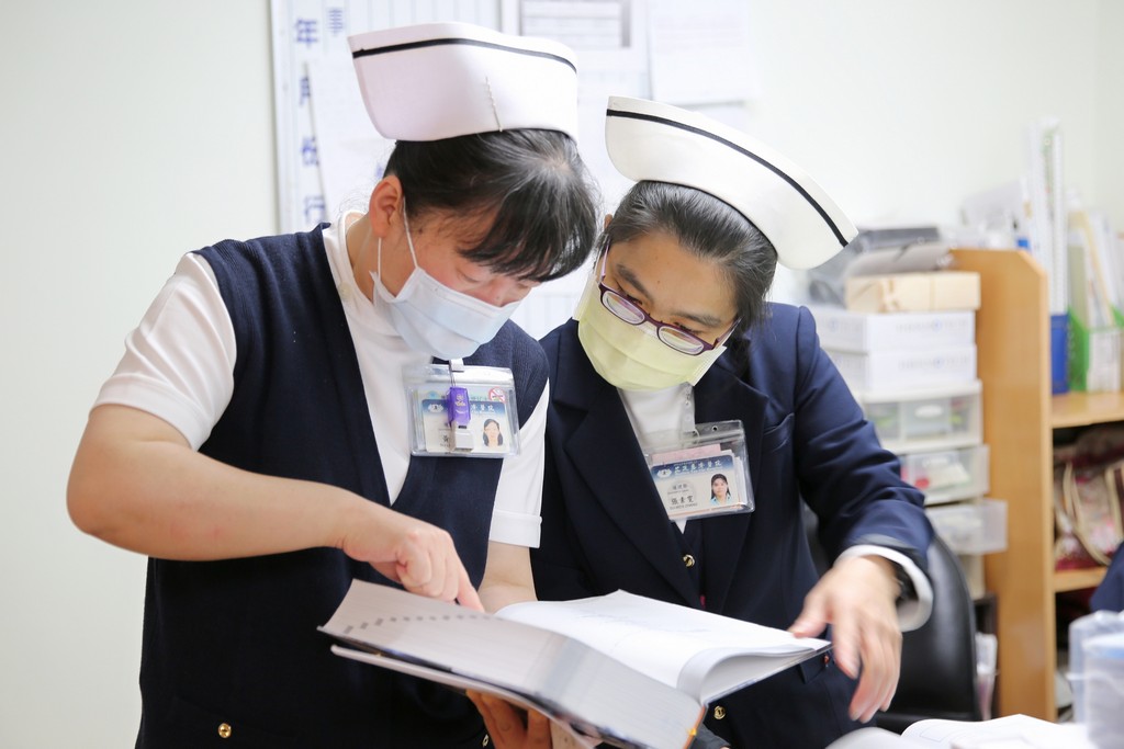 與黃如鈴同期的胸腔科病房護理長張素雯(右)表示，黃如鈴很活潑又很認真，生肖又屬牛，大家都叫她小牛，其實很符合她認真耕耘、不求回報的個性