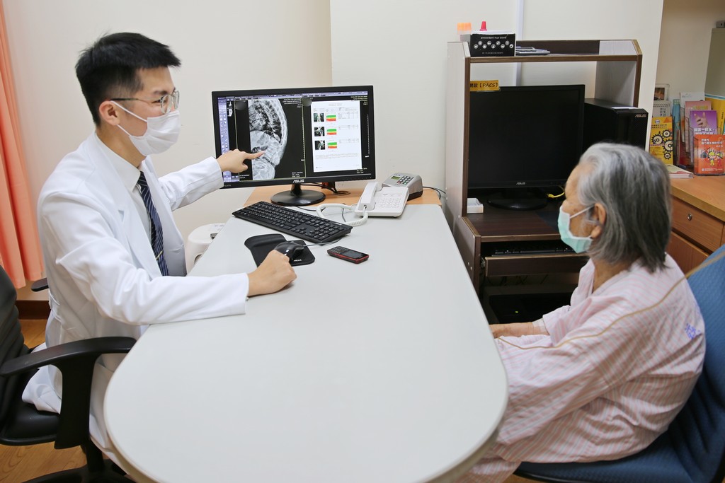 花蓮慈濟醫院高齡整合照護科醫師許晉譯(右)，向病人解釋用藥注意事項。