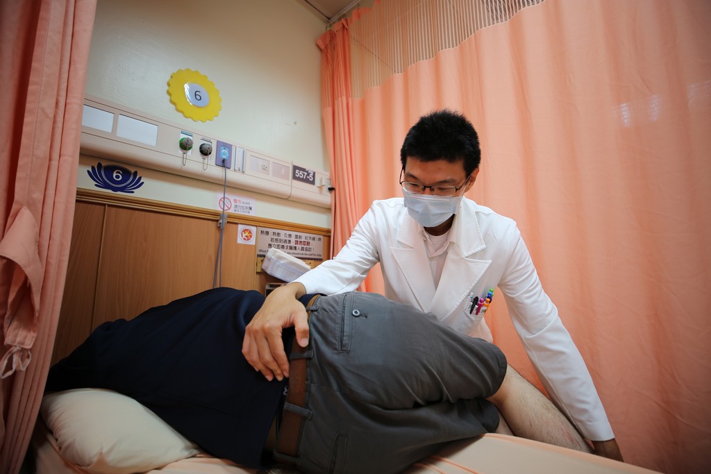花蓮慈院中醫部主治醫師沈炫樞為患者進行推拿整復治療。