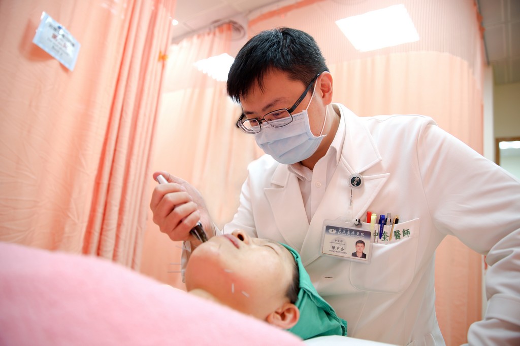 花蓮慈院中醫師陳中奎，使用特殊韓國美顏微針，依據個人體質配合經絡穴位下針，量身打造好氣色。
