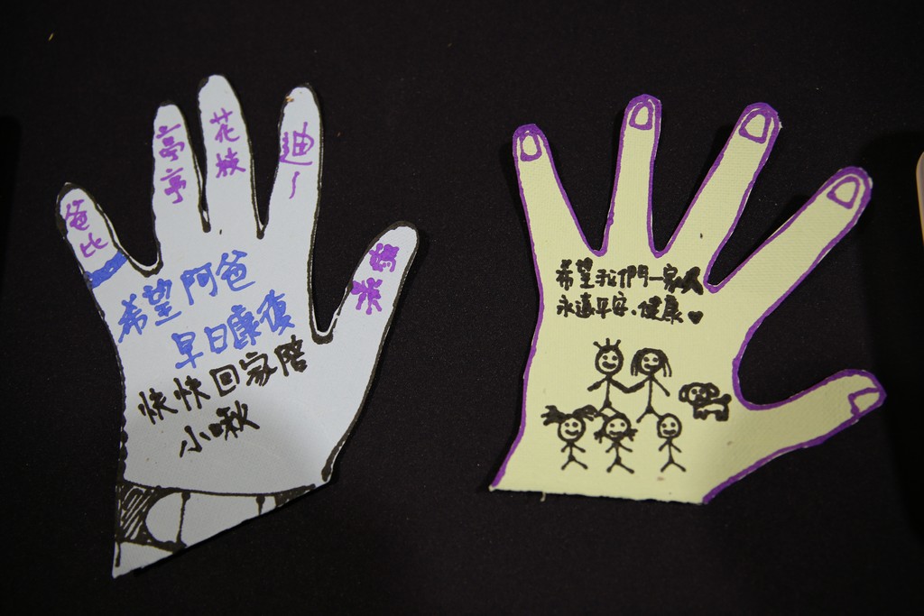 病友林先生的兩個女兒在手印上寫下對父親的祝福。