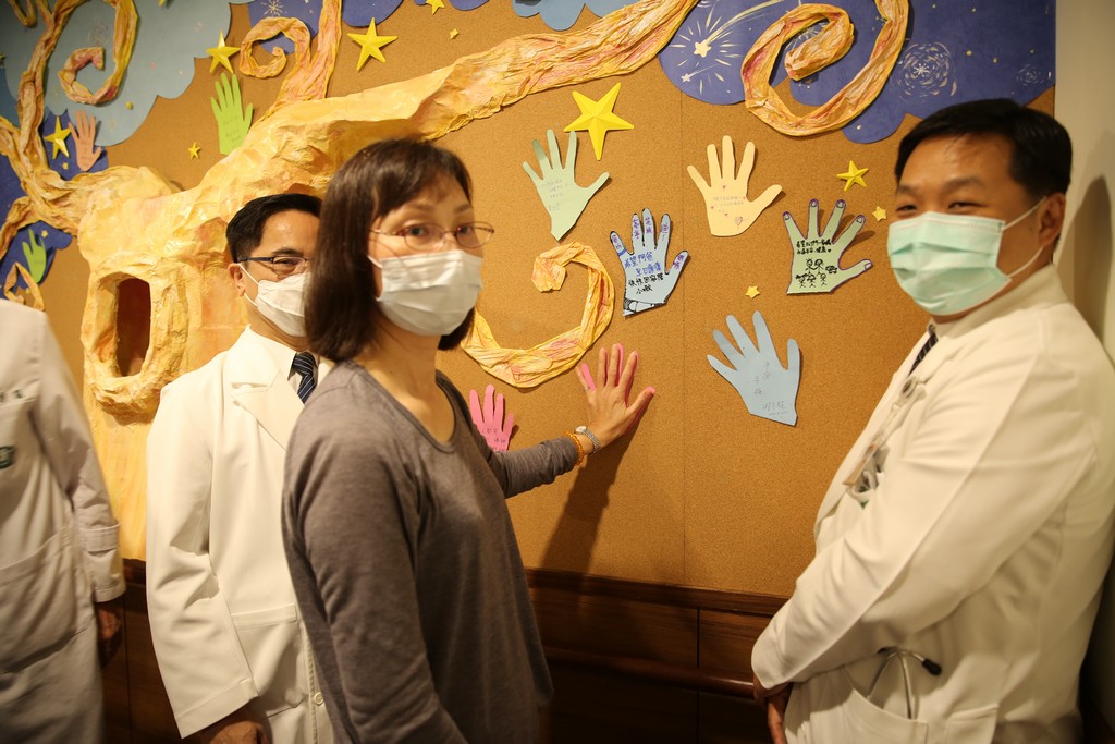 病友林先生的妻子貼上第一個許願手印。