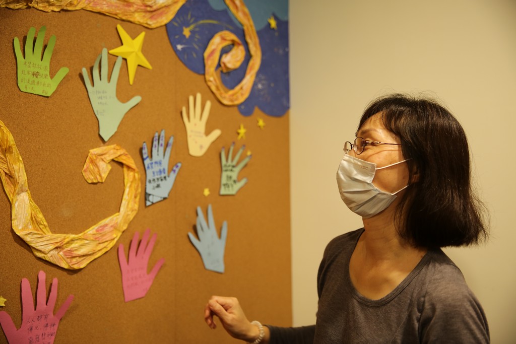 病友林先生的妻子貼上第一個許願手印。