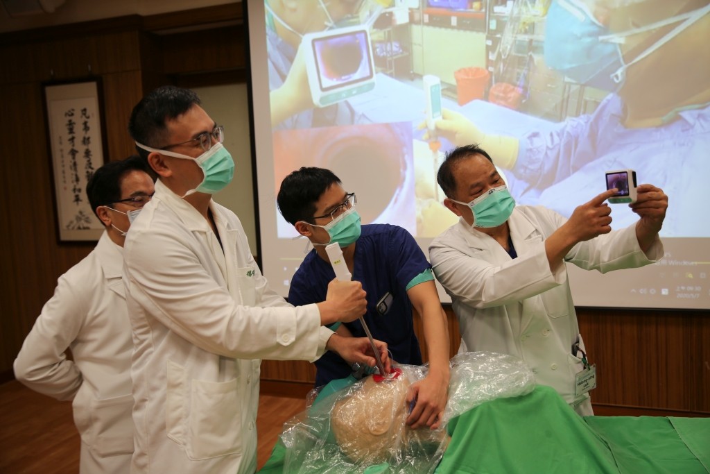 防疫罩+插管光視棒　臨床醫療防護有保障