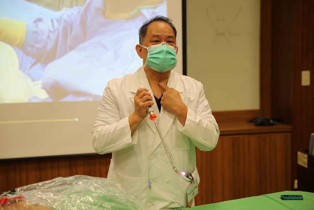 花蓮慈院麻醉部副主任陸翔寧(右)與術後急性疼痛科主任、黃景旋醫師實際模擬進行，如何利用防疫罩加上光視棒進行插管