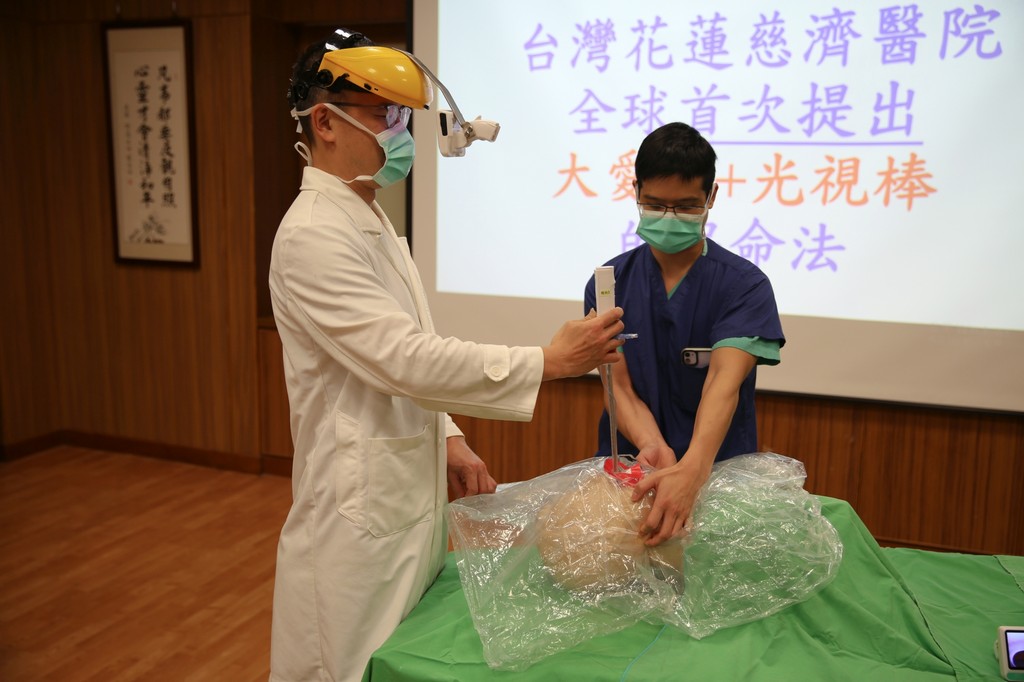 楊曜臨主任(白袍)與黃景旋醫師(藍衣)示範傳統插管(左圖)與利用防疫罩+光視棒插管(右圖)的差別，可以明顯看出新模式有效保護了醫療人員
