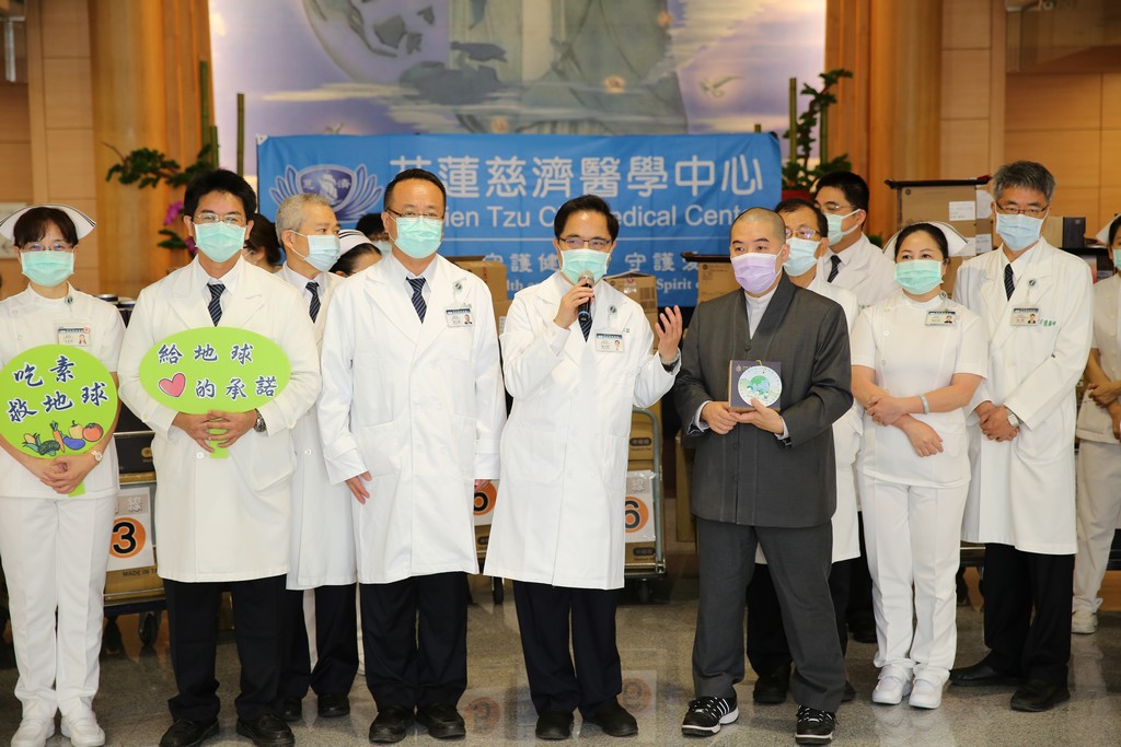 證嚴法師以最新一代的環保折疊碗「淨斯唐風新食器」與醫療同仁結緣，林欣榮院長、副院長王志鴻、陳培榕、陳宗鷹、吳彬安、何宗融、羅慶徽、徐中平、黃志揚、醫務秘書李毅、主任秘書陳星助以及護理部主任鍾惠君與護理主管，代表收下這分愛的禮物。