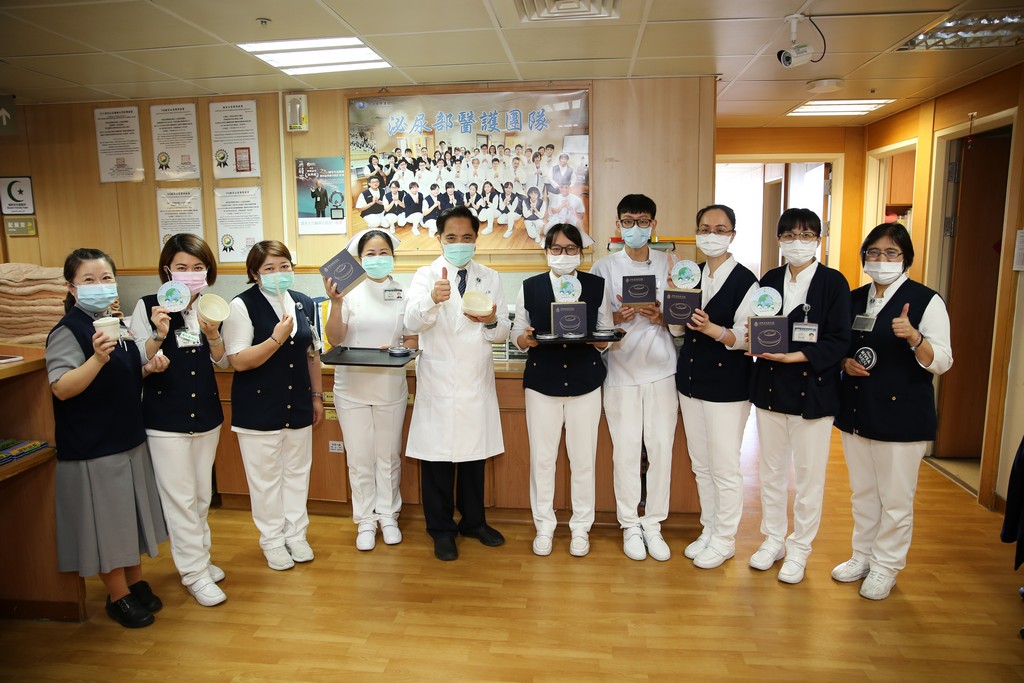 林欣榮院長至護理站代表致贈最新一代的環保折疊餐具－「淨斯唐風新食器」，率先響應「防疫新生活運動」，推廣茹素防疫新觀念。