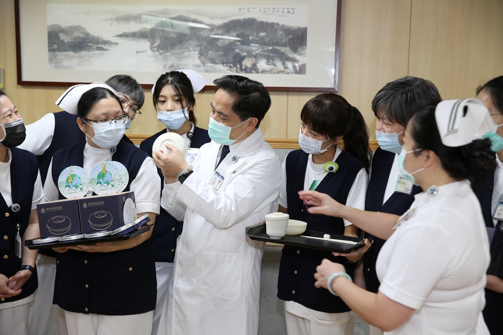 證嚴法師以最新一代的環保折疊碗「淨斯唐風新食器」與醫療同仁結緣，林欣榮院長、副院長王志鴻、陳培榕、陳宗鷹、吳彬安、何宗融、羅慶徽、徐中平、黃志揚、醫務秘書李毅、主任秘書陳星助以及護理部主任鍾惠君與護理主管，代表收下這分愛的禮物。