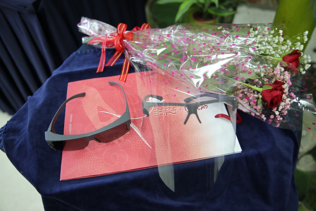 送上大愛防疫套鏡護目罩組以及愛的玫瑰花,讓志工有著同仁滿滿愛的能量外,也能安心的在院內服務。 送上大愛防疫套鏡護目罩組以及愛的玫瑰花,讓志工有著同仁滿滿愛的能量外,也能安心的在院內服務。