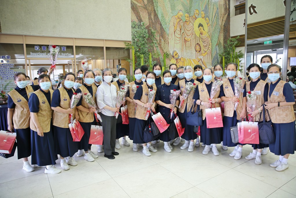 「歡迎志工爸爸、媽媽回家！」花蓮慈濟醫院醫師、護理師、醫技、行政等等同仁，六月八日上午九時在門診大廳，熱情歡迎第一梯次來自北區四十位的醫療志工。