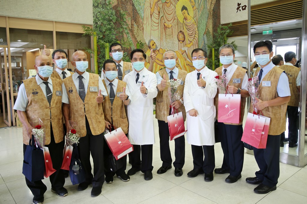 「歡迎志工爸爸、媽媽回家!」花蓮慈濟醫院醫師、護理師、醫技、行政等等同仁,六月八日上午九時在門診大廳,熱情歡迎第一梯次來自北區四十位的醫療志工。 「歡迎志工爸爸、媽媽回家!」花蓮慈濟醫院醫師、護理師、醫技、行政等等同仁,六月八日上午九時在門診大廳,熱情歡迎第一梯次來自北區四十位的醫療志工。