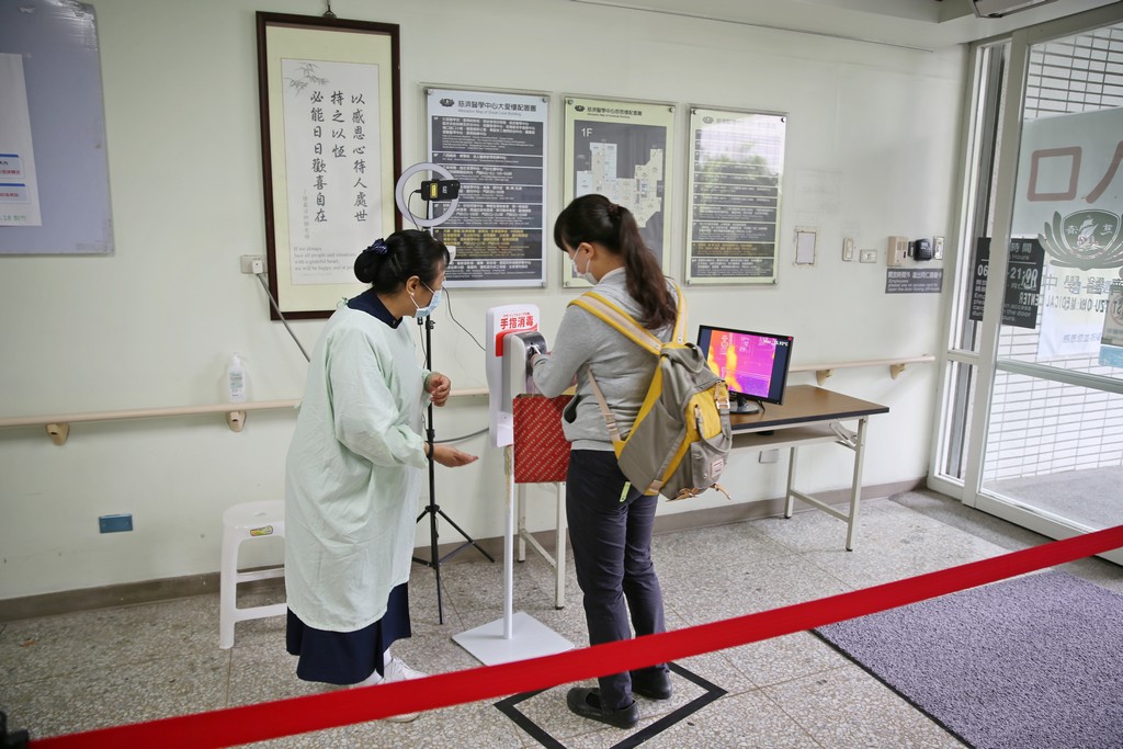 慈濟醫療志工相別九十七天,再度回到醫院,更要發揮志工的精神「臉要笑、嘴要甜、腰要軟、手腳要快、眼睛要明亮」來服務病人及家屬。 慈濟醫療志工相別九十七天,再度回到醫院,更要發揮志工的精神「臉要笑、嘴要甜、腰要軟、手腳要快、眼睛要明亮」來服務病人及家屬。