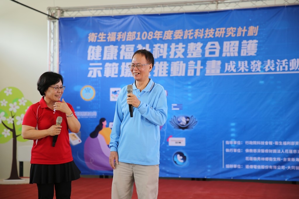 患有糖尿病五年多的吉安鄉民李惠鎮（右）分享自己在接受健康守門人的陪伴下，學會如何操作血糖機與飲食控制經驗。