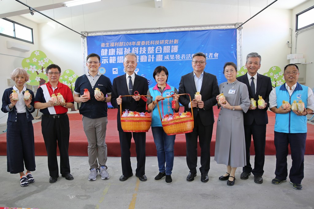 衛生福利部資訊處副處長王復中(左三)、以及花蓮吉安鄉游淑貞鄉長(右武)、慈濟醫療法人執行長林俊龍(左四)與吉安鄉衛生所主任莫那．瓦旦(左二)、秀林鄉衛生所主任田惠文(左一)與遠傳電信企業業務部副總經理李裕泰(右四)共同見證「健康福祉科技整合照護計畫」成果發表