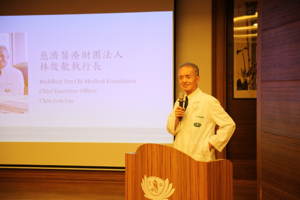 慈濟醫療財團法人執行長林俊龍(左)，祝福四位菲律賓菁英種籽醫師能帶回寶貴的收穫