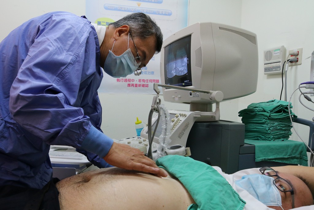 劉作財醫師指出,肝纖維儀檢測用來評估肝纖維化及脂肪肝的分級。 劉作財醫師指出,肝纖維儀檢測用來評估肝纖維化及脂肪肝的分級。