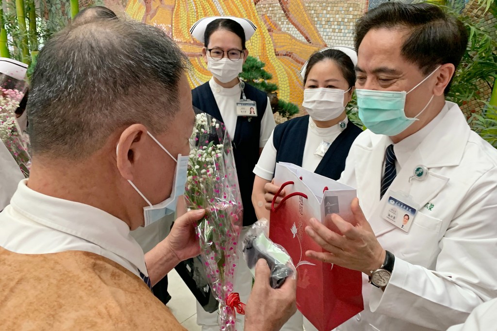 花蓮慈濟醫院院長林欣榮（左）、副院長吳彬安（右）、許文林帶領團隊，致贈大愛防疫套鏡護目罩組以及充滿愛的玫瑰花，歡迎醫療志工再度「回家」服務。