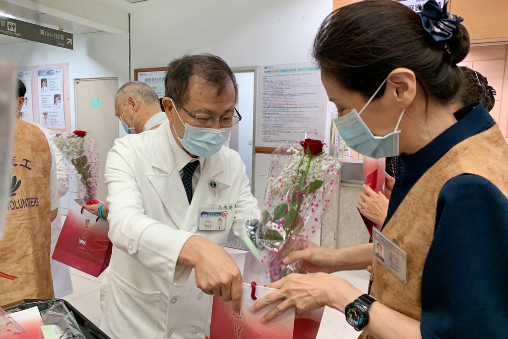 花蓮慈濟醫院院長林欣榮(左)、副院長吳彬安(右)、許文林帶領團隊,致贈大愛防疫套鏡護目罩組以及充滿愛的玫瑰花,歡迎醫療志工再度「回家」服務。 花蓮慈濟醫院院長林欣榮(左)、副院長吳彬安(右)、許文林帶領團隊,致贈大愛防疫套鏡護目罩組以及充滿愛的玫瑰花,歡迎醫療志工再度「回家」服務。