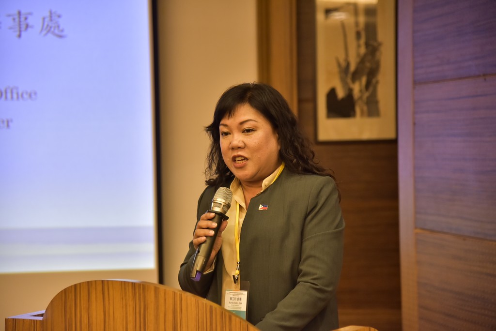 菲律賓馬尼拉經濟文化辦事處參事Irnen Tan(右圖)感謝花蓮慈院培訓菲律賓的菁英種籽醫師。 菲律賓馬尼拉經濟文化辦事處參事Irnen Tan(右圖)感謝花蓮慈院培訓菲律賓的菁英種籽醫師。