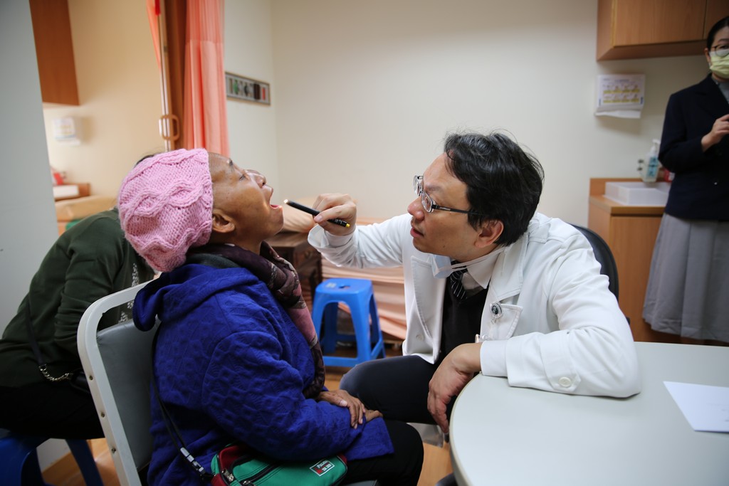 板太太歷經一個半月、三次的引導式化療，幸好並沒有出現嚴重的化療副作用，起先腫瘤壓迫顱底、鼻腔和眼睛的狀況，在化療後都獲得控制，甚至明顯縮小至約五公分