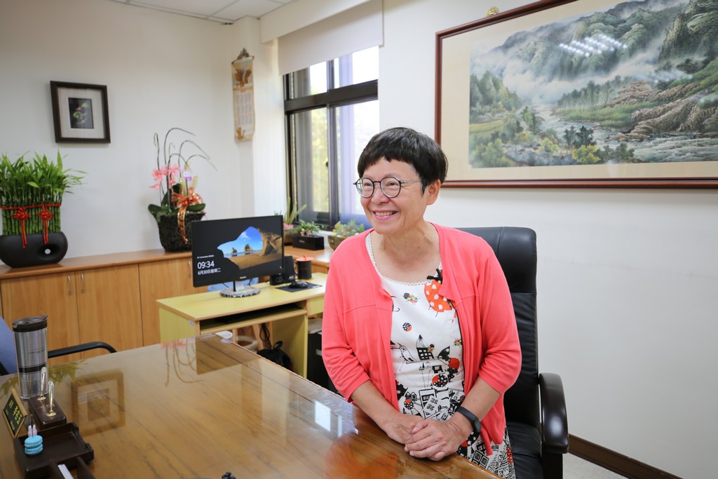 健保署東區業務組組長李名玉(左)感謝花蓮慈院承辦，與慈科大(右為郭又銘教授)共同開發「花東醫事人員媒合平台」。