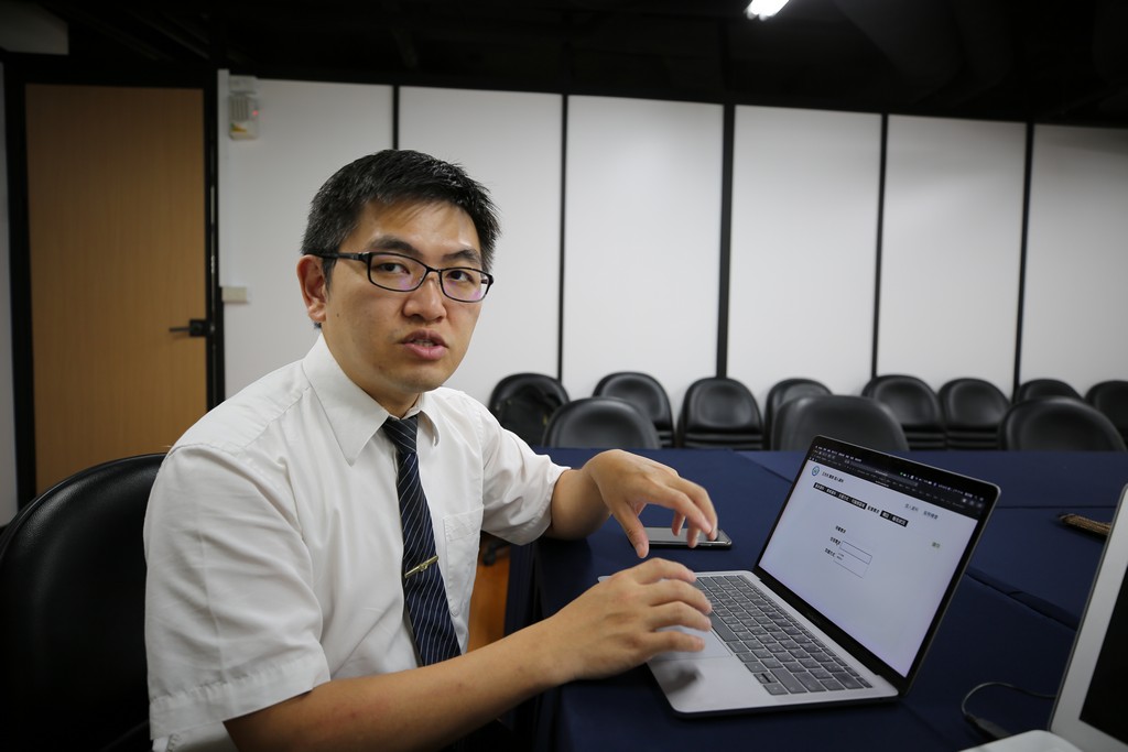 健保署東區業務組組長李名玉(左)感謝花蓮慈院承辦，與慈科大(右為郭又銘教授)共同開發「花東醫事人員媒合平台」。