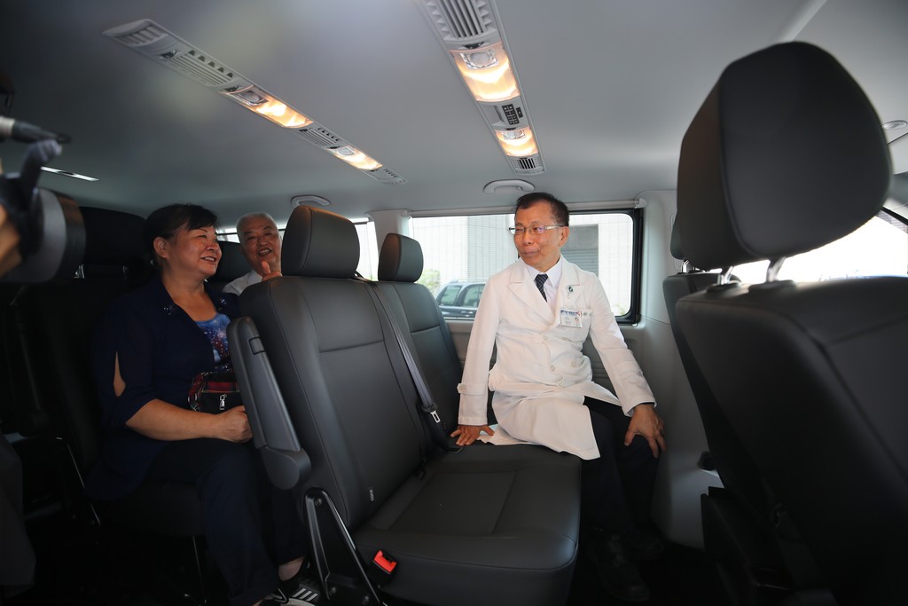 吳彬安副院長陪著王順民先生與太太游秀琴一同試乘新車。