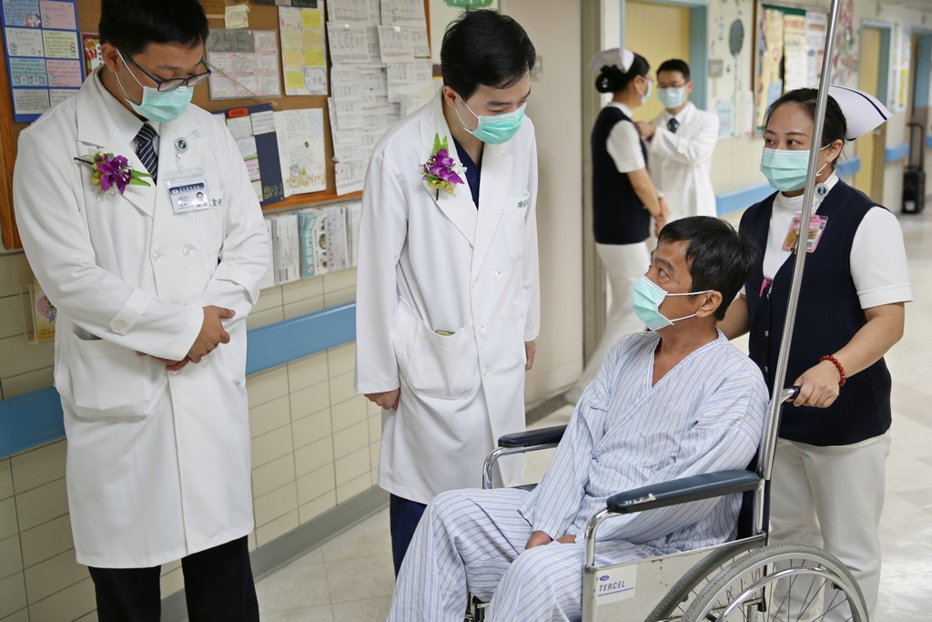 承擔整合醫學急診後送病房主任的陳冠斌醫師(中)表示，期望能在全人醫療的概念下，提供以病人為中心的住院照護模式、出院轉銜照護，守護著每個寶貴的生命