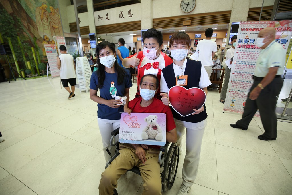 在現場工作人員協助下，簽下器官捐贈同意書的林先生說：「如果有那麼一天，請告訴我的家人，我會很勇敢！」