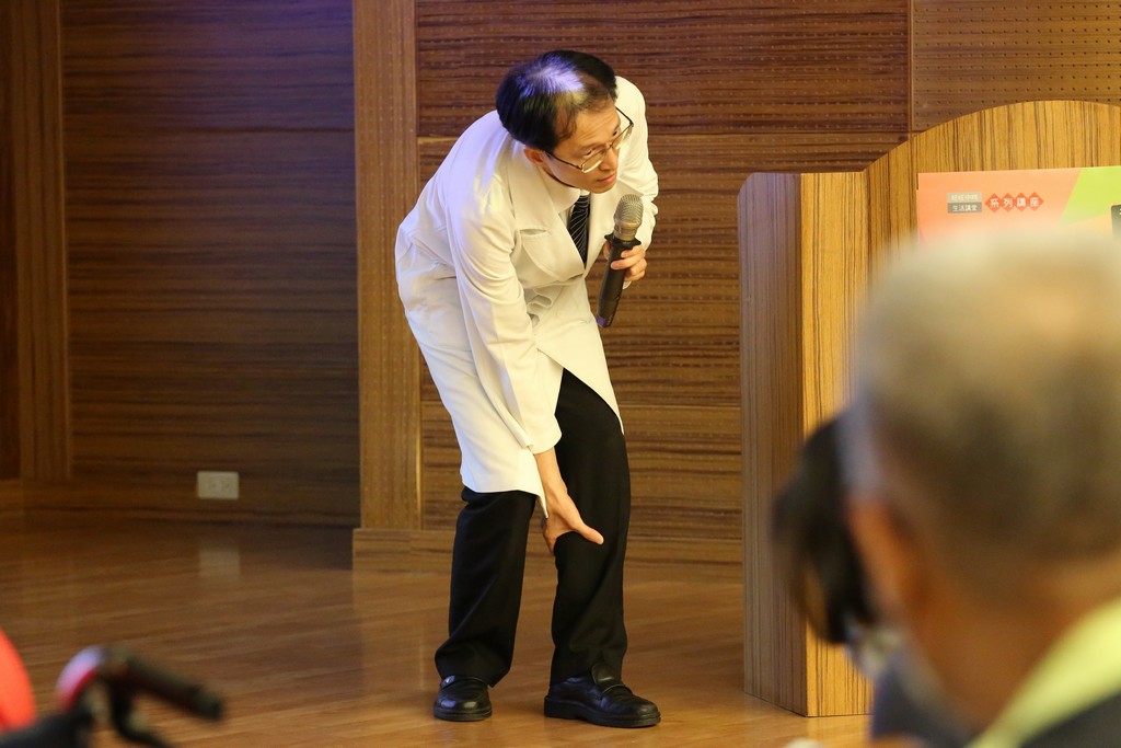 現場林于立醫師還教導長輩們透過按壓檢測，如何做下肢水腫的初步自我檢測